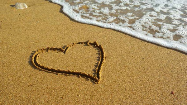 Sea sand heart
