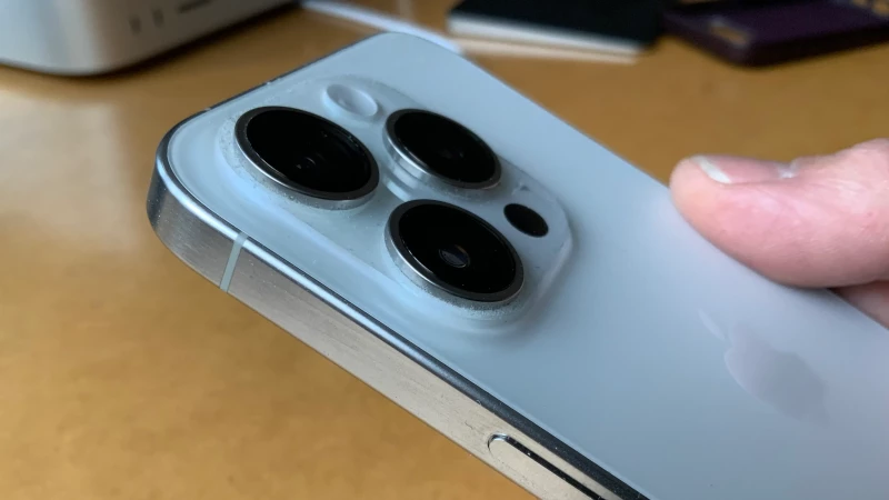 iPhone 15 Pro titanium edges