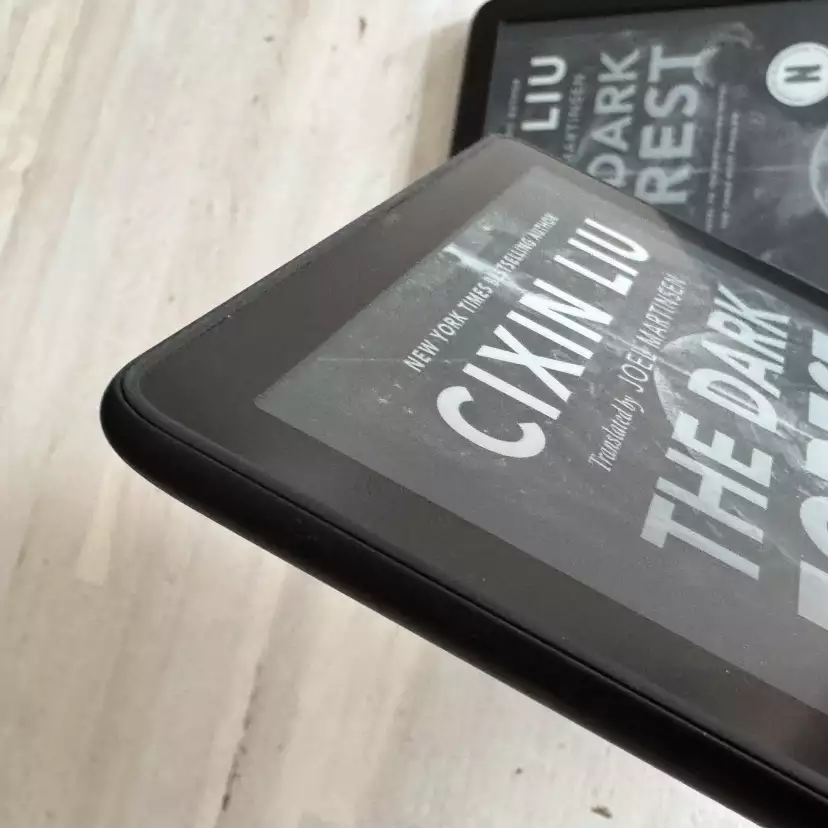 Close-up on the top left corner of a Kindle Paperwhite showing its flush screen