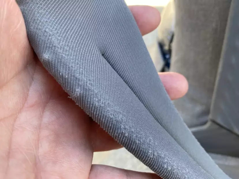 Close-up on the shoulder straps wear marks