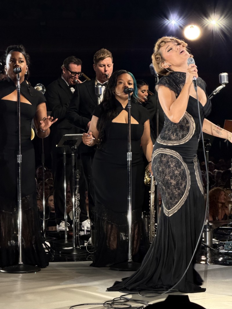 RAYE and her back vocals close-up