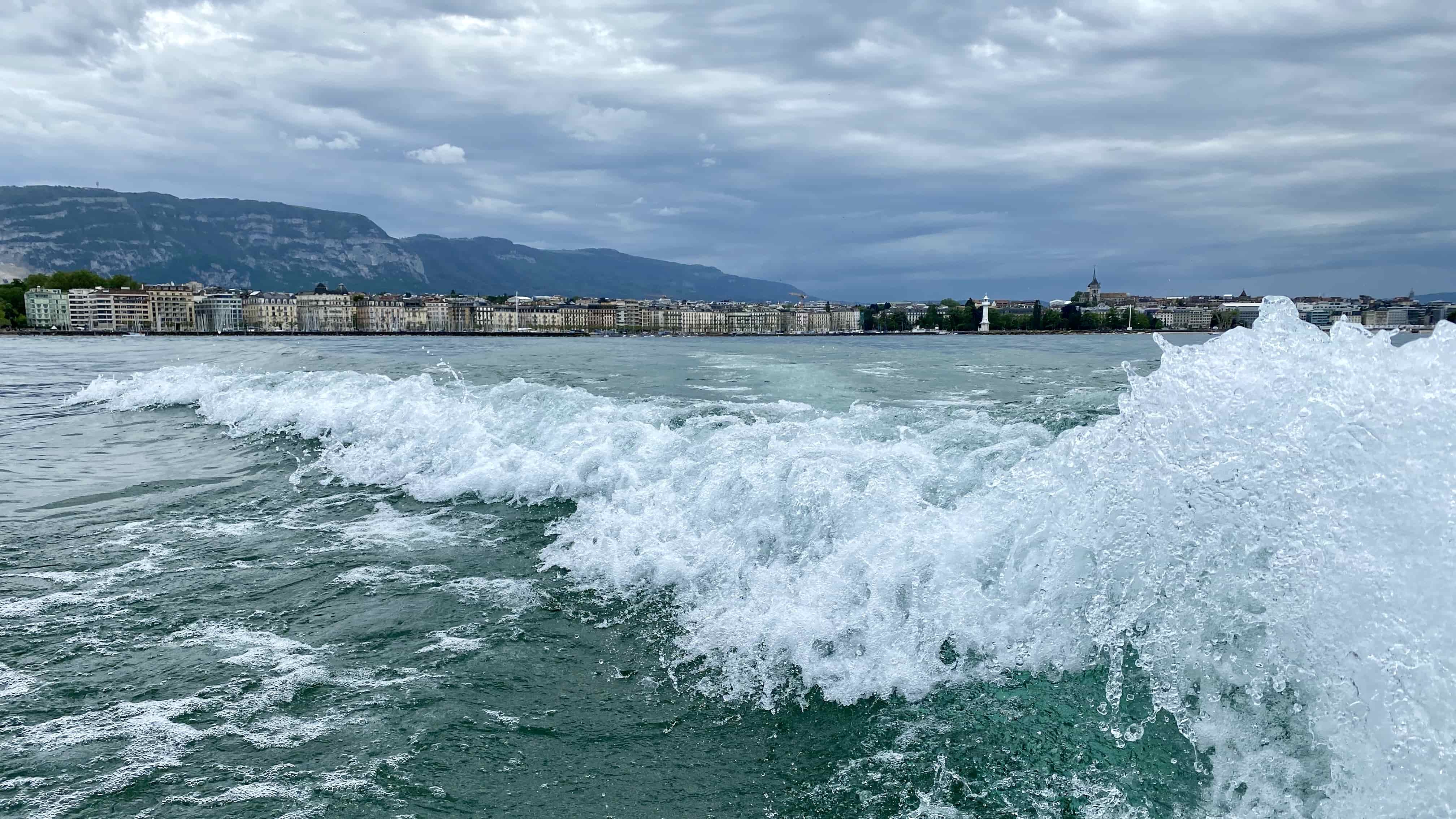 Pont du Mont-Blanc and the Salève viewed from the lake