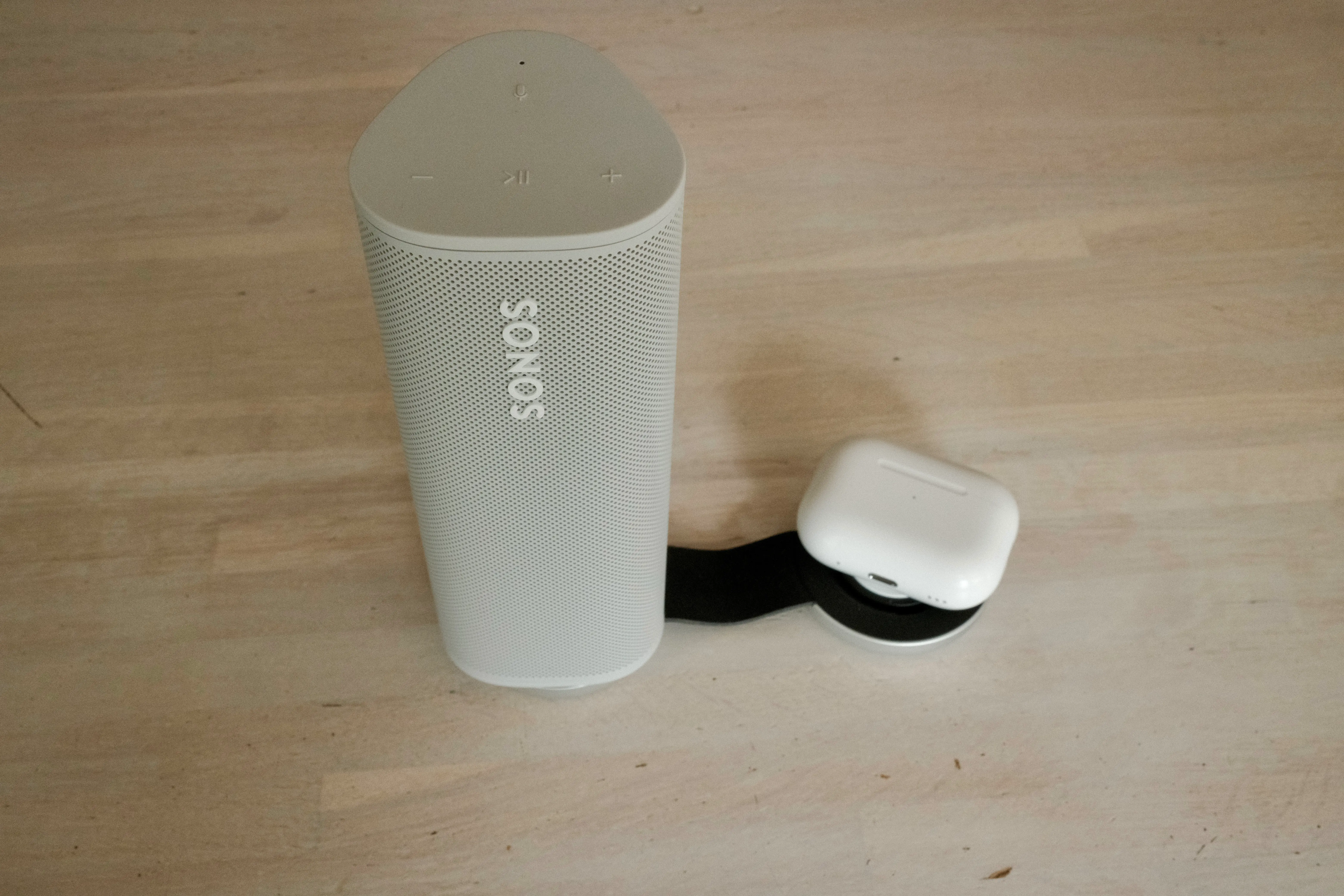 Sonos Roam and AirPods Pro on TwelveSouth Butterfly charger