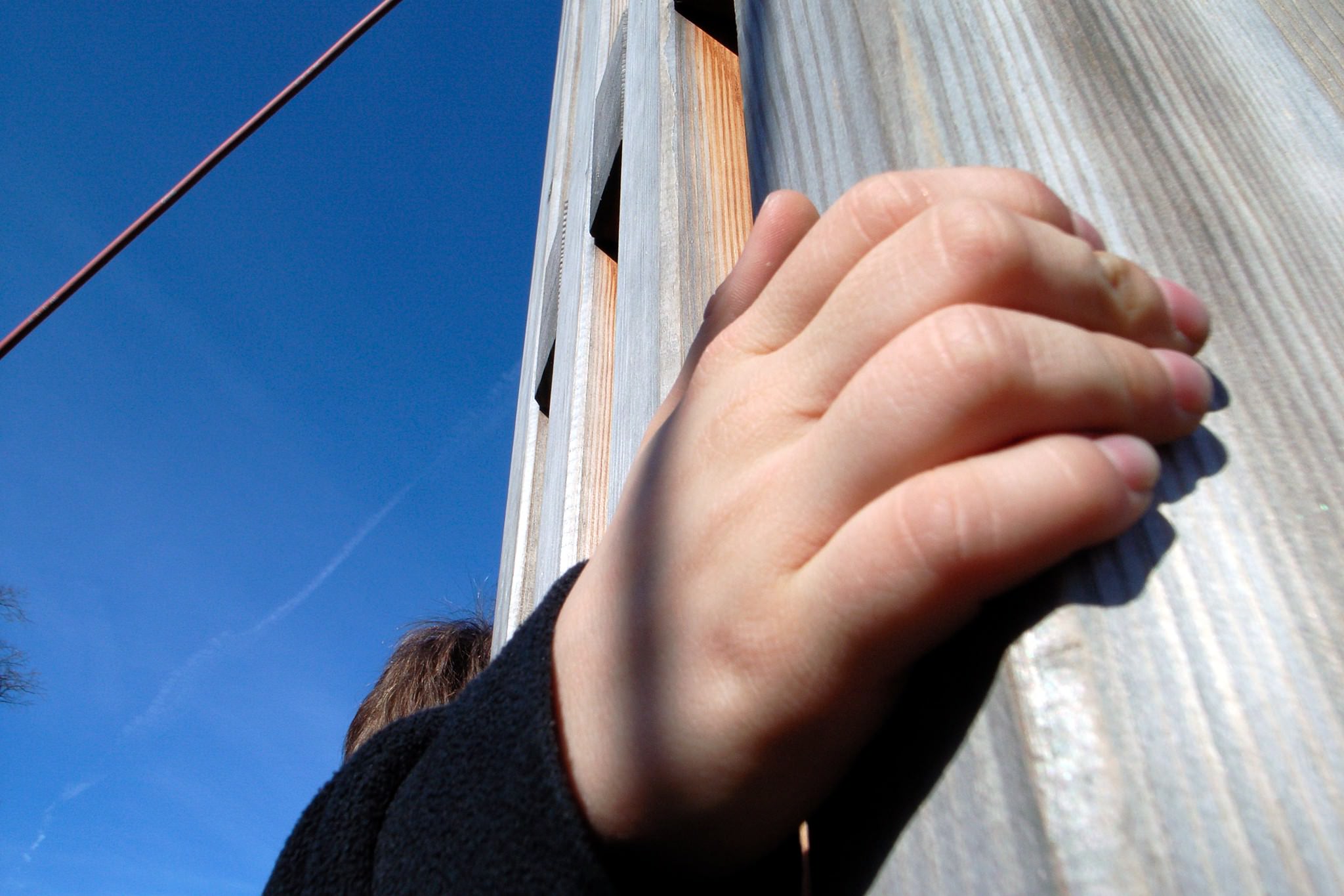 Mathias' little fingers holding on to a wooden frame