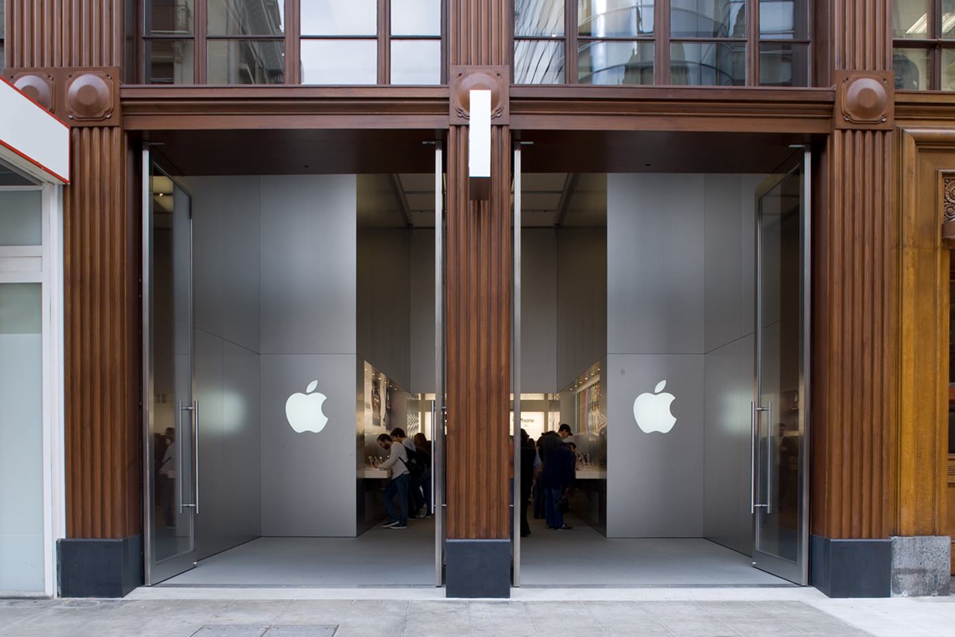Entry of the Apple Store Rive © Apple